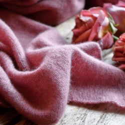 Вязаный палантин оттенка сухой розы выполнен из итальянского кашемира