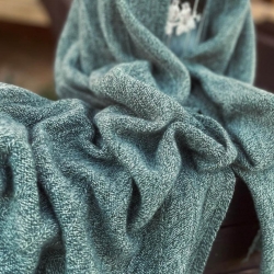 Вязаный палантин оттенка шалфея и полыни выполнен из итальянского кашемира